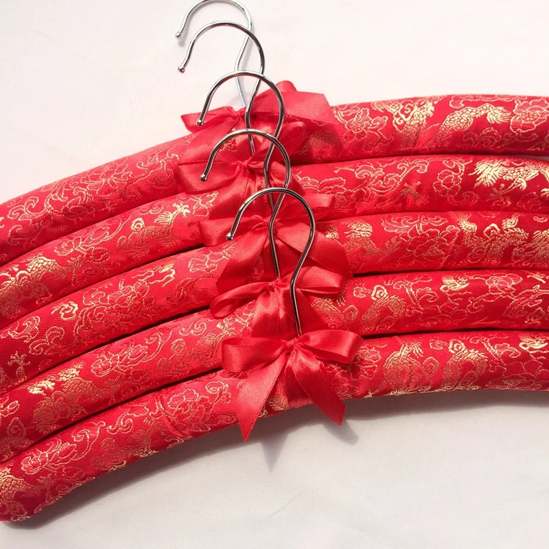 Factory wholesale costume printing cloth hanger wedding gift hanger brocade clothes hanging clothes pin no trace
Factory wholesale costume printing cloth hanger wedding gift hanger brocade clothes hanging clothes pin no trace