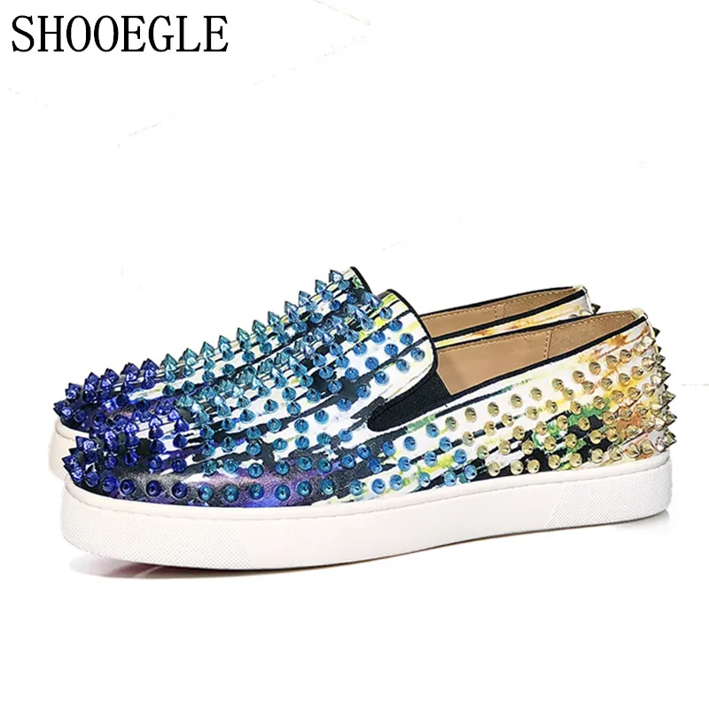 SHOOEGLE New Men Printing Patent Leather Spike Sneaker Shoes Slip-on Flat Low Top Rivet Shoes Men Runway Chaussures Hommes
SHOOEGLE New Men Printing Patent Leather Spike Sneaker Shoes Slip-on Flat Low Top Rivet Shoes Men Runway Chaussures Hommes