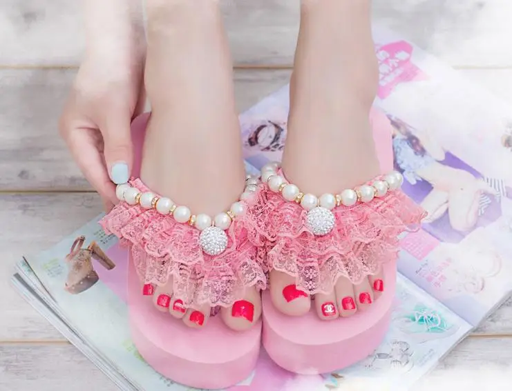 KNCOKAR2018 diamond pearl lace high-heeled flip-flops female lace thick high-heeled platform platform with cool beach slippers
KNCOKAR2018 diamond pearl lace high-heeled flip-flops female lace thick high-heeled platform platform with cool beach slippers