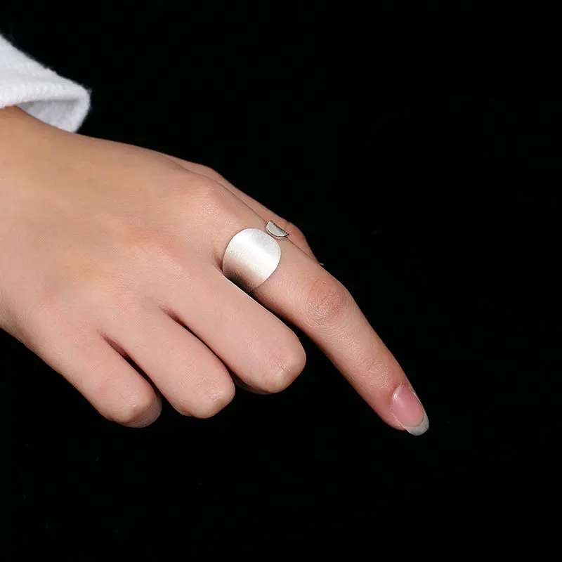 Sinzry original 100% 925 sterling Silver open end simple rings lady brushed smooth Korean ring Silver fine jewelry accessory
Sinzry original 100% 925 sterling Silver open end simple rings lady brushed smooth Korean ring Silver fine jewelry accessory