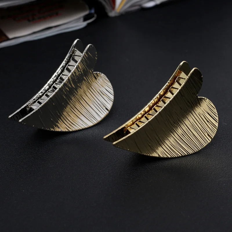 Fashion Hollow Hair Claws for Women Hair Barrette Hairpin Crab Metal Hair Claw Clips for Women Hair Accessories Headwear
Fashion Hollow Hair Claws for Women Hair Barrette Hairpin Crab Metal Hair Claw Clips for Women Hair Accessories Headwear