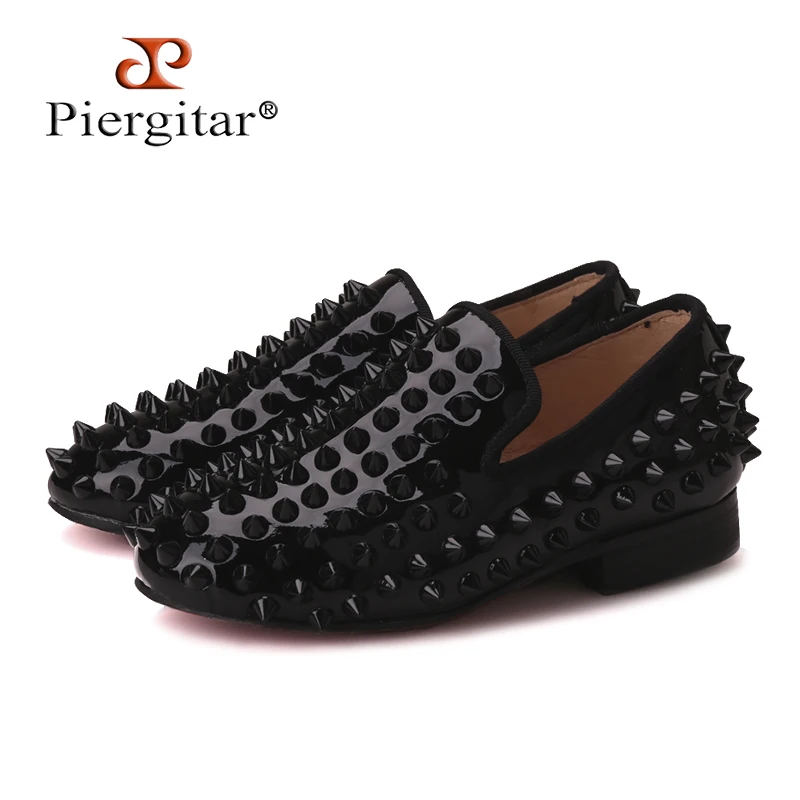 Piergitar new handmade black colors patent leather children loafers fashion party and wedding kid spikes shoes full-size
Piergitar new handmade black colors patent leather children loafers fashion party and wedding kid spikes shoes full-size