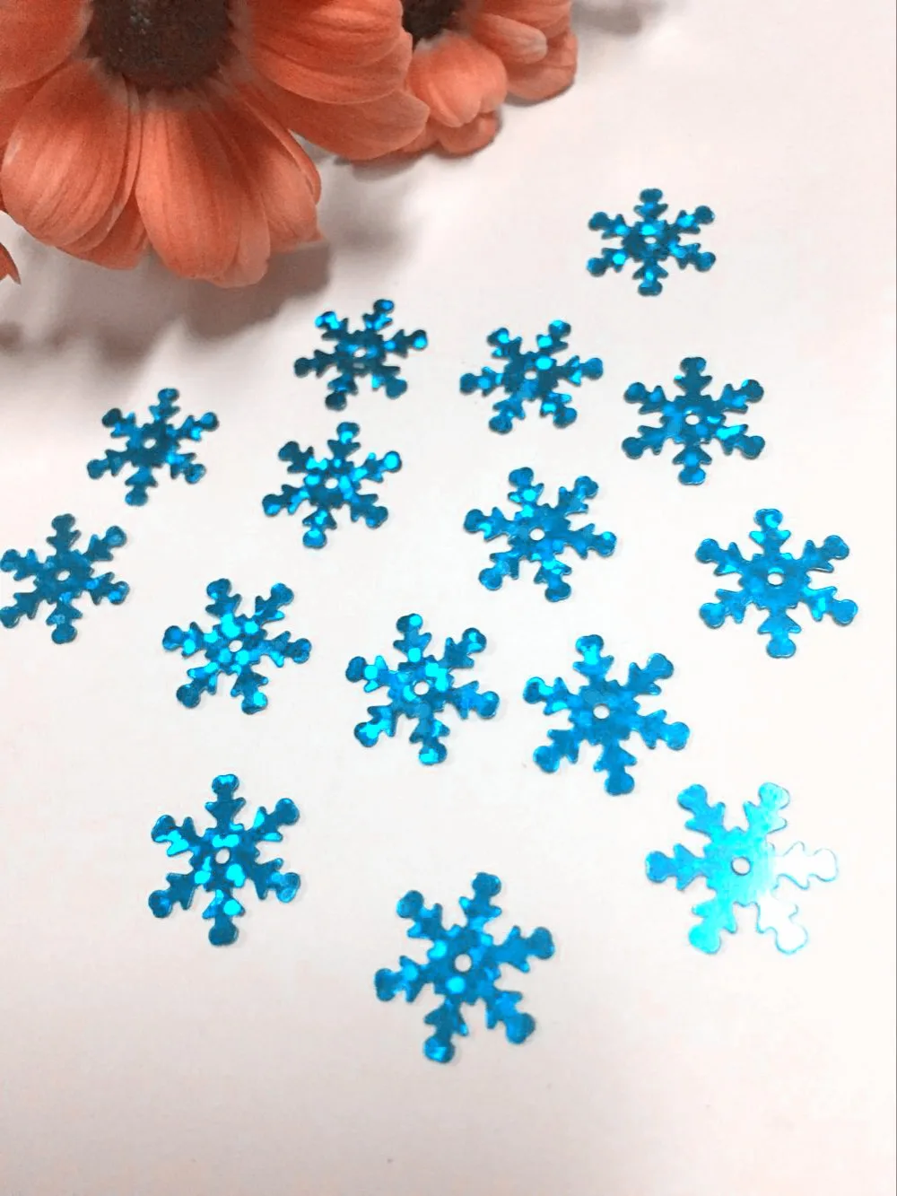 500 шт./лот 25 мм снежинки ПВХ блестки с 1 центральным отверстием Рождественский