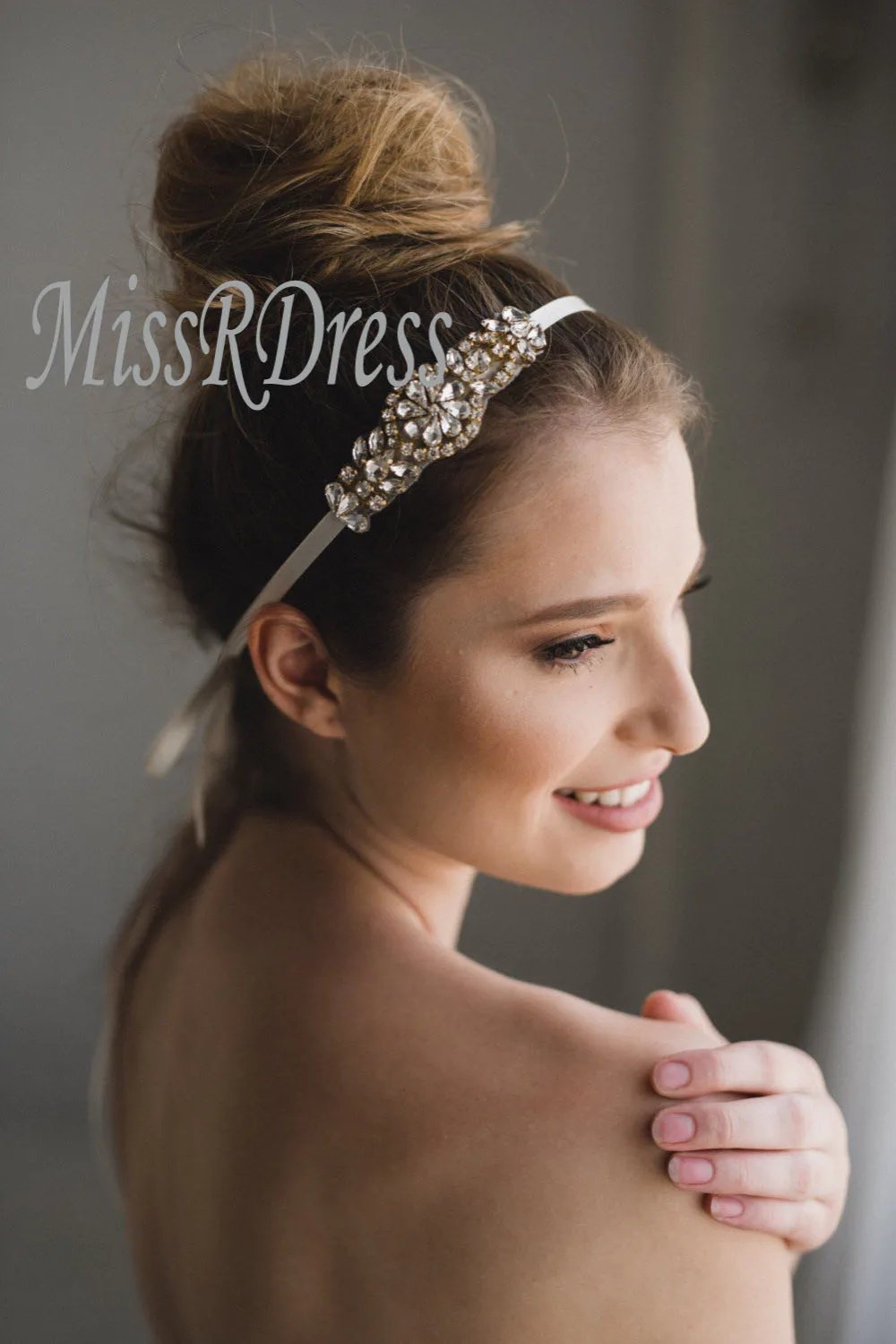 Женская повязка на голову MissRDress серебристая Свадебная с кристаллами свадебные