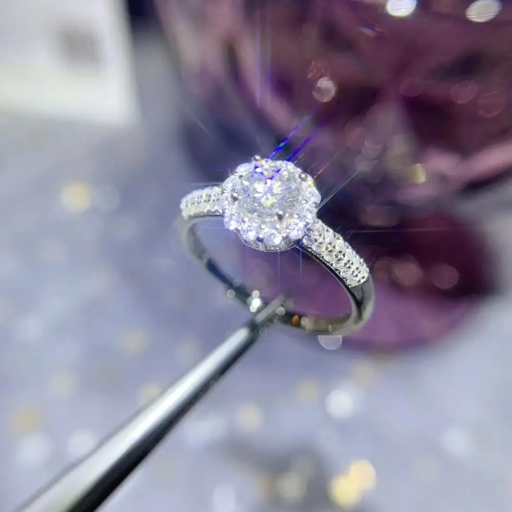 Sparkling 5x5mm size moissanite gemstone ring for women jewelry gift birthday party engagement present shiny better than diamond 
Sparkling 5x5mm size moissanite gemstone ring for women jewelry gift birthday party engagement present shiny better than diamond