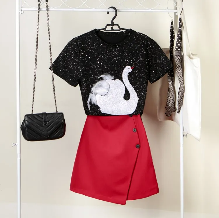 2019 New Fashion Summer Women's Swan Sequins Embroidery T-shirt Top + Red Buttons A Line Skirt Twinset Ladies Skirt Set
2019 New Fashion Summer Women's Swan Sequins Embroidery T-shirt Top + Red Buttons A Line Skirt Twinset Ladies Skirt Set