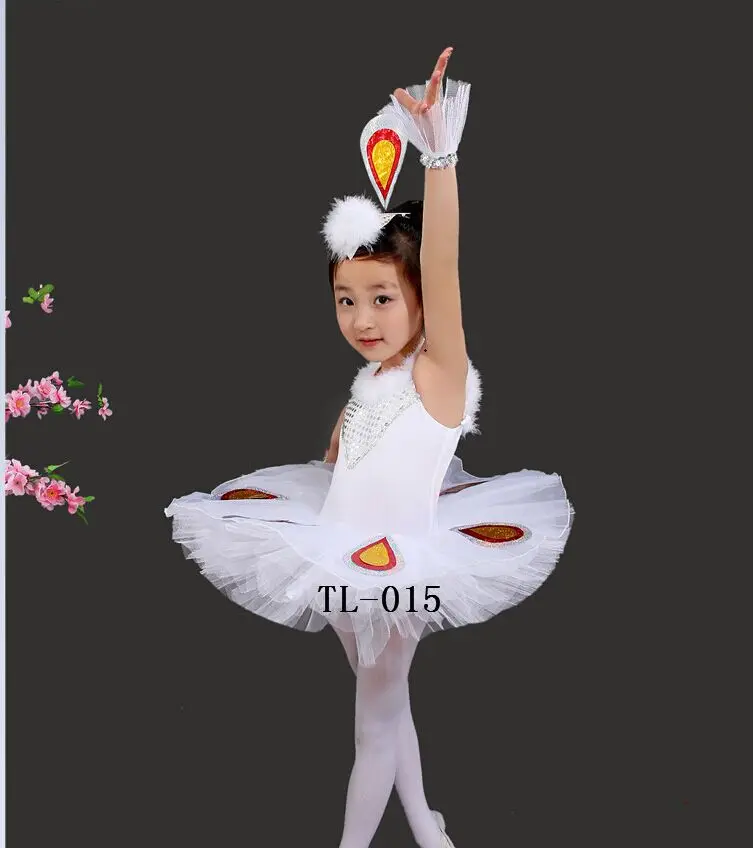 The new young children dancing ballet costumes veil swan lake of the girls play the peacock dress
The new young children dancing ballet costumes veil swan lake of the girls play the peacock dress