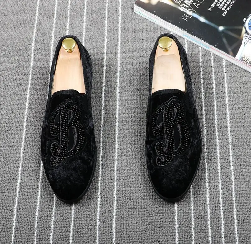 Brand Men Velvet Loafers Men Embroidery Note Party Dress Stage Shoes Smoking Slipper Fashion Men's Flats Sneakers
Brand Men Velvet Loafers Men Embroidery Note Party Dress Stage Shoes Smoking Slipper Fashion Men's Flats Sneakers