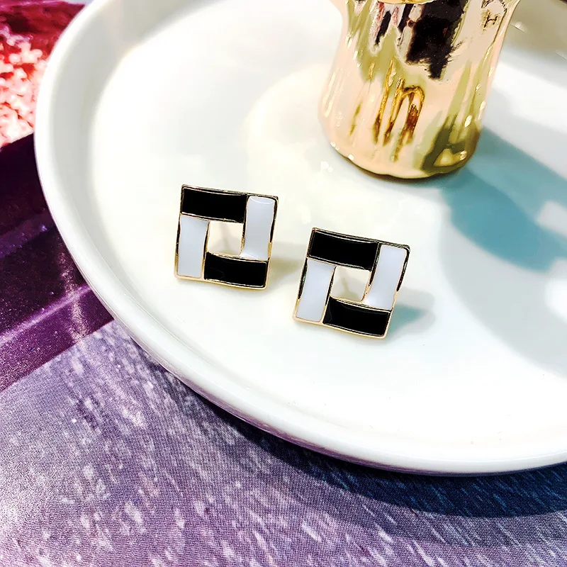 DREJEW Black White Square Ball Statement Earrings Fashion Christmas 925 Crystal Stud Earrings for Women Wedding Jewelry
DREJEW Black White Square Ball Statement Earrings Fashion Christmas 925 Crystal Stud Earrings for Women Wedding Jewelry