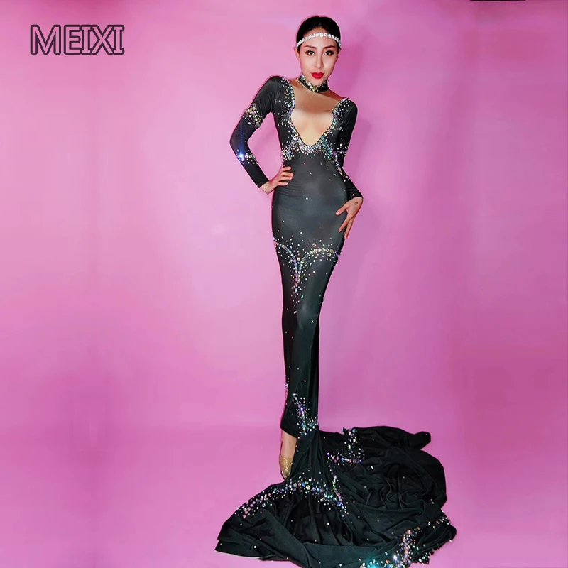 Super - deep V black trailing rhinestone club concert singer and dancer costumes
Super - deep V black trailing rhinestone club concert singer and dancer costumes