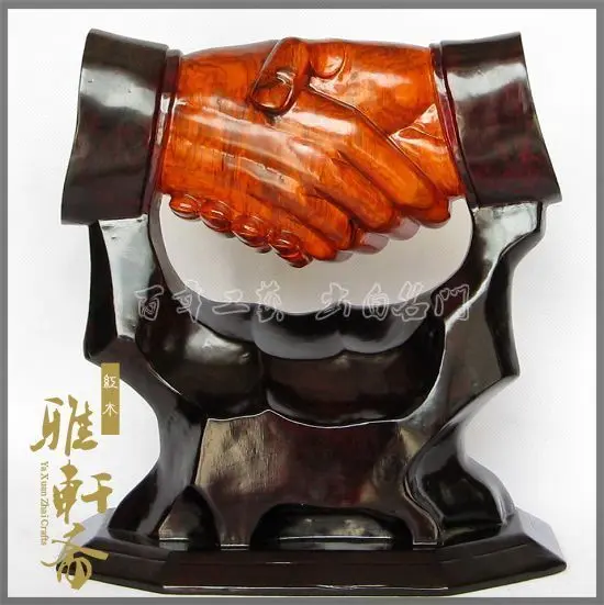 Gallery Mahogany Crafts Zhai cooperation and win-win business gifts to shake hands together ornaments
Gallery Mahogany Crafts Zhai cooperation and win-win business gifts to shake hands together ornaments