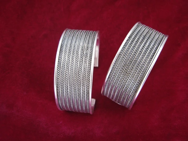 Miao jewelry personalized Miao ornaments handmade Miao silver jewelry super wide fine bracelet
Miao jewelry personalized Miao ornaments handmade Miao silver jewelry super wide fine bracelet