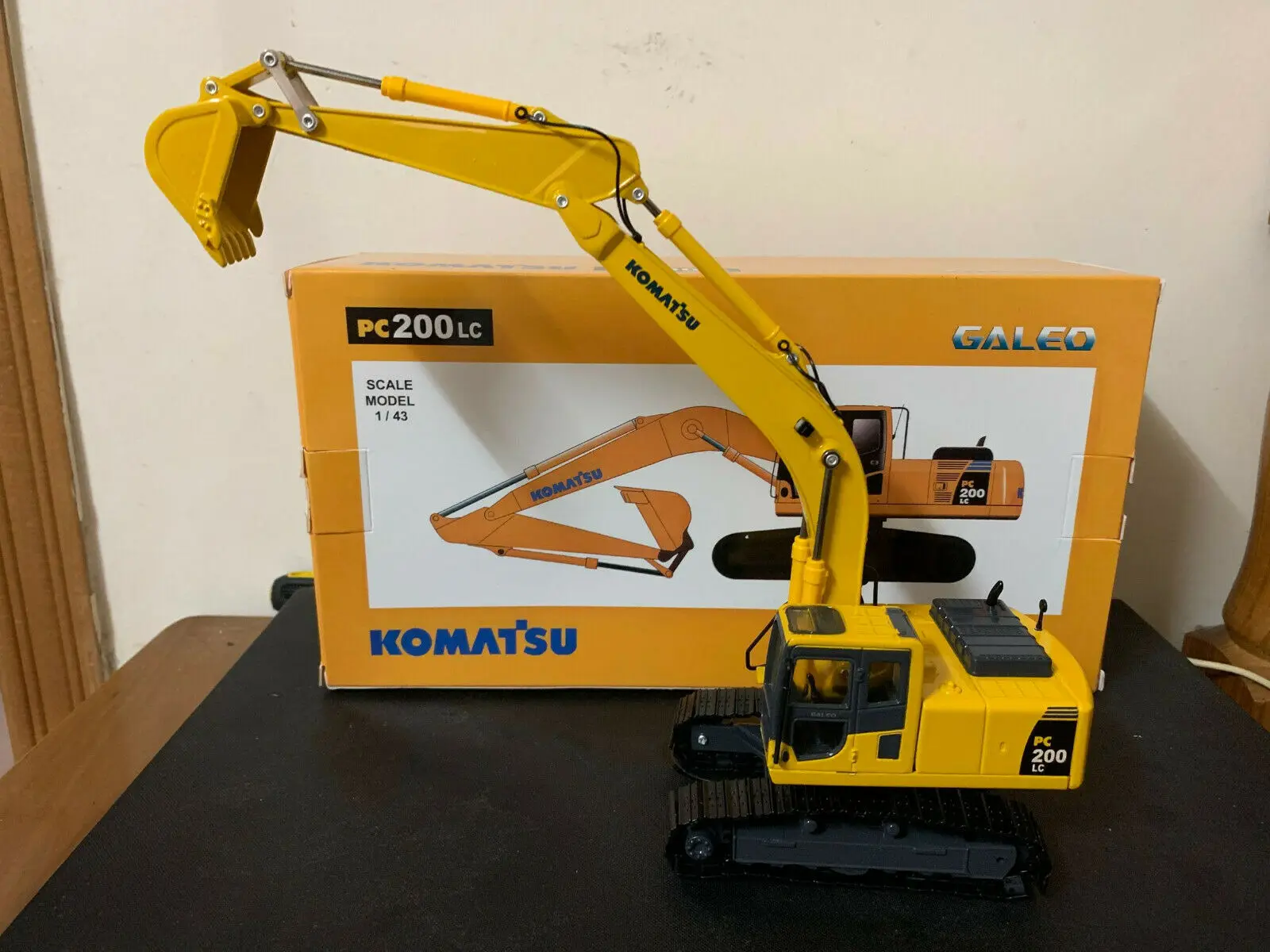 Экскаватор Komatsu PC200LC металлические гусеницы Galeo масштаб 1:43 металлическая модель