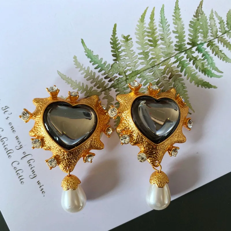 Copper material plating real gold love heart gray gemstone diamond pearl silver pin stud earrings
Copper material plating real gold love heart gray gemstone diamond pearl silver pin stud earrings