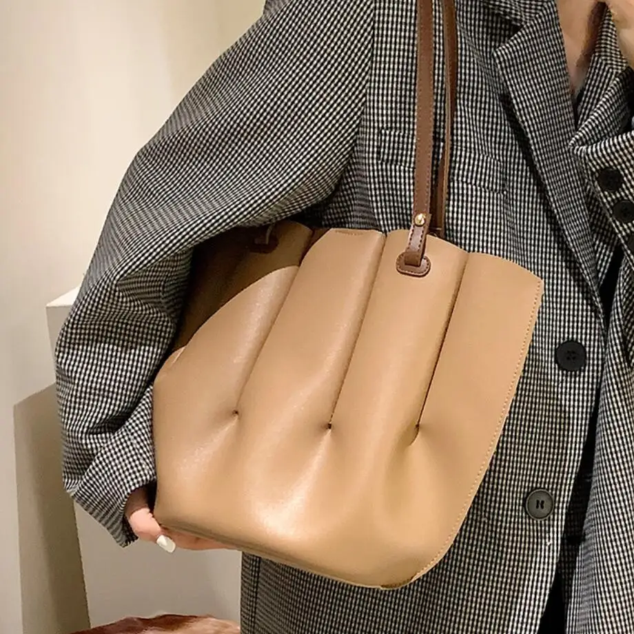 Вместительная сумка-тоут, сумка-мешок для подмышек, новинка 2022, Высококачественная дизайнерская женская сумка из искусственной кожи, винта...
Вместительная сумка-тоут, сумка-мешок для подмышек, новинка 2022, Высококачественная дизайнерская женская сумка из искусственной кожи, винта...