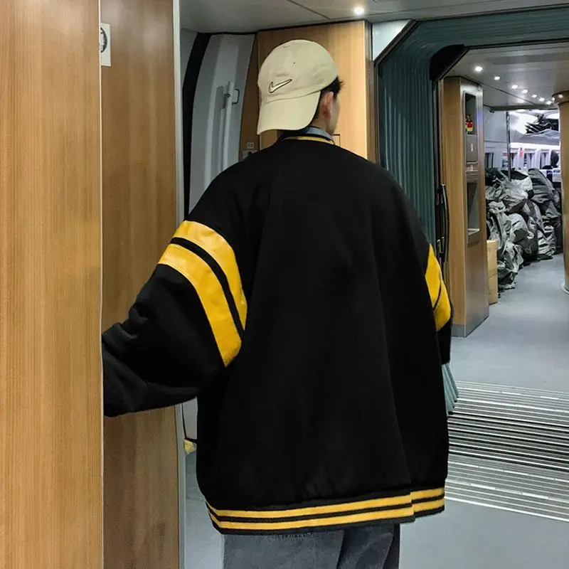 2021 spring thin American retro flying jacket men's Korean fashion handsome Embroidered Baseball suit fried Street jacket
2021 spring thin American retro flying jacket men's Korean fashion handsome Embroidered Baseball suit fried Street jacket