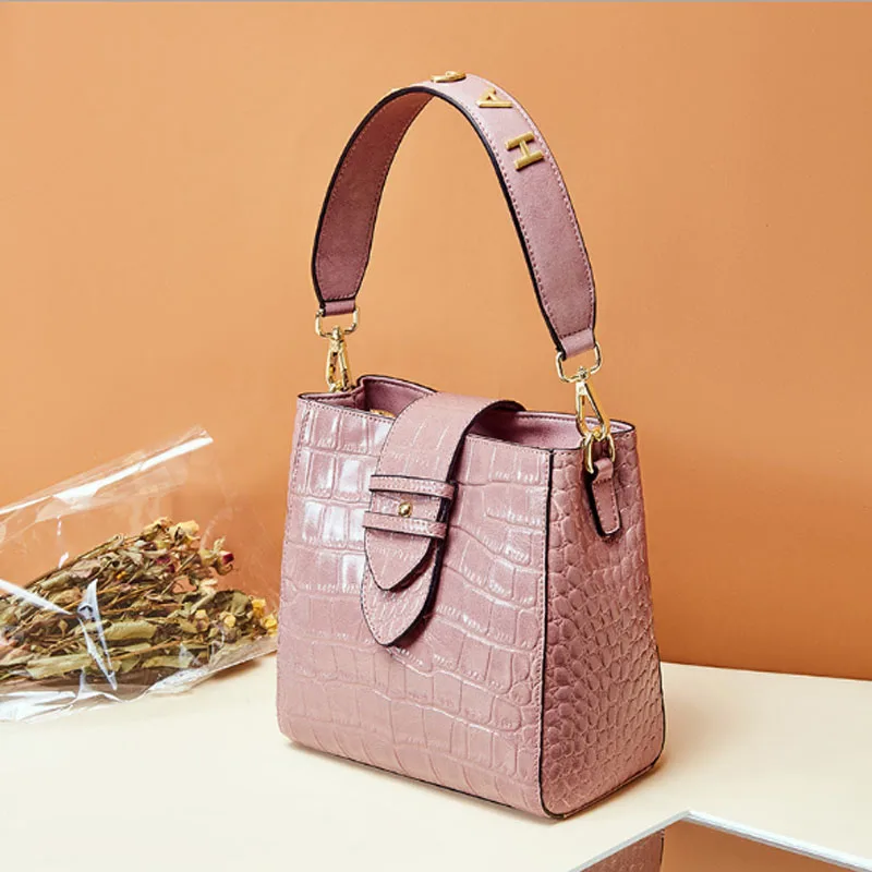 New women's handbag cowhide women's handbag crocodile print handbag with one shoulder and slung fashion bucket women's bag
New women's handbag cowhide women's handbag crocodile print handbag with one shoulder and slung fashion bucket women's bag