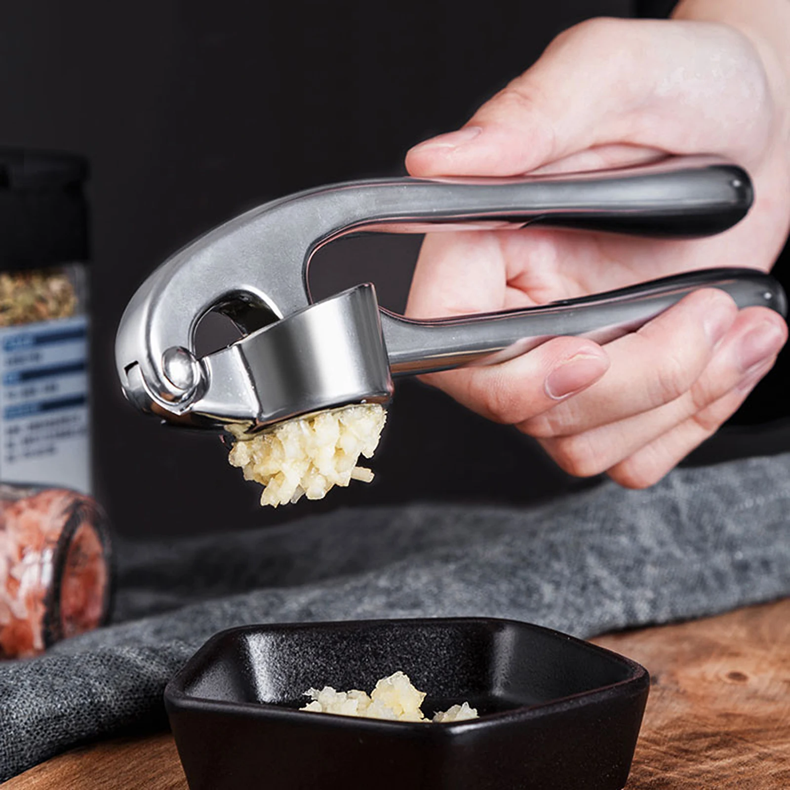 Large Capacity Garlic Press Ergonomically Designed Zinc Alloy Garlic Press Kitchen Cooking Vegetables Ginger Mincer Tools
Large Capacity Garlic Press Ergonomically Designed Zinc Alloy Garlic Press Kitchen Cooking Vegetables Ginger Mincer Tools