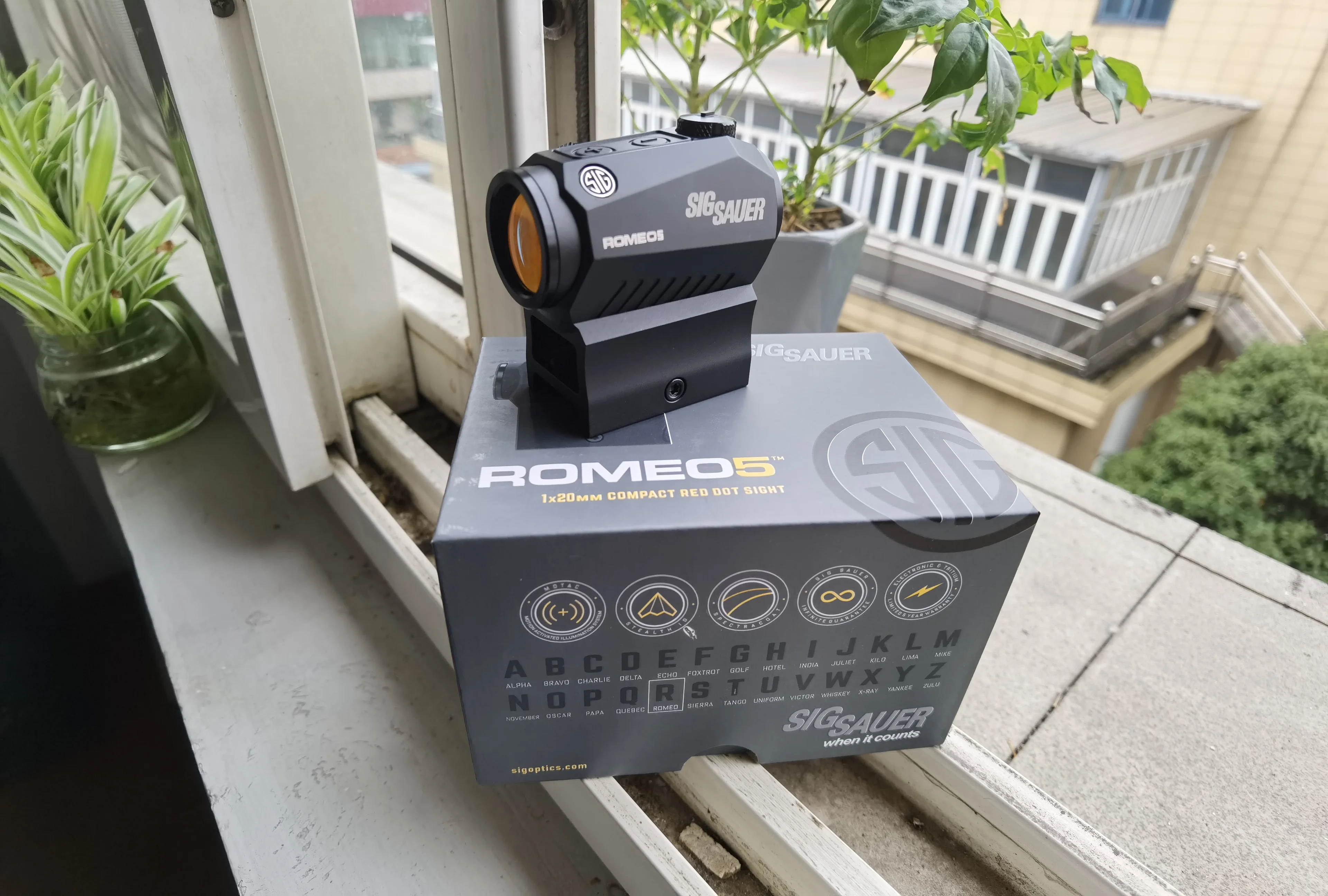 Red Dot Scope R5 Performance Version Tactical Scope Aluminum Metal Shockproof and Waterproof Outdoor Hunting
Red Dot Scope R5 Performance Version Tactical Scope Aluminum Metal Shockproof and Waterproof Outdoor Hunting