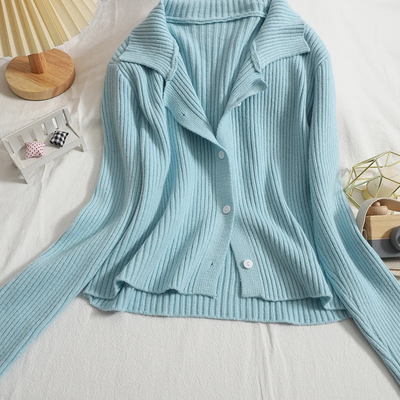 Короткий темпераментный кардиган, Новинка осени 2021, однотонный топ с отворотом, свитер, пальто, женское трикотажное пальто в Корейском стил... 
Короткий темпераментный кардиган, Новинка осени 2021, однотонный топ с отворотом, свитер, пальто, женское трикотажное пальто в Корейском стил...