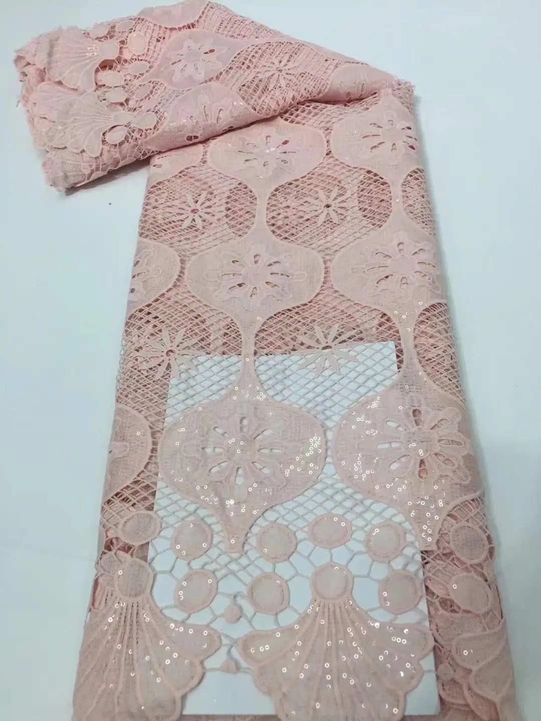 Кружевная вышивка, сухая хлопковая ткань с камнями, африканская кружевная ткань, Новое поступление швейцарской вуали, кружева в Швейцарии д... 
Кружевная вышивка, сухая хлопковая ткань с камнями, африканская кружевная ткань, Новое поступление швейцарской вуали, кружева в Швейцарии д...