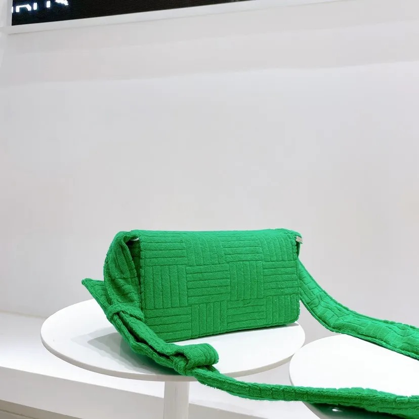 Fashion Towel Crossbody Bags for Women Designer Small Shoulder Bag Luxury Flap Women's Bag 2022 Mini Phone Purses New Handbags
Fashion Towel Crossbody Bags for Women Designer Small Shoulder Bag Luxury Flap Women's Bag 2022 Mini Phone Purses New Handbags
