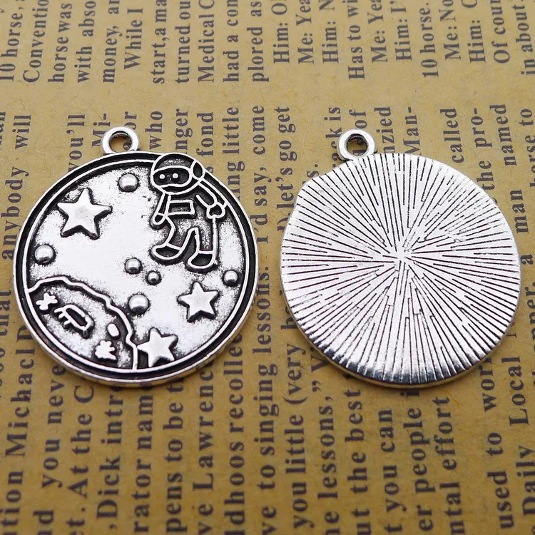 5pcs/lot 25*28mm Antique Silver color Metal alloy Star and Spaceman Charms Pendant Bracelet Key chain for jewelry making
5pcs/lot 25*28mm Antique Silver color Metal alloy Star and Spaceman Charms Pendant Bracelet Key chain for jewelry making