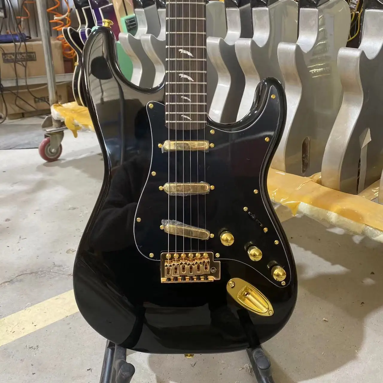 ST Electric Guitar Gold Hardware Rosewood Fingerboard High Quality Guitarar Free Shipping
ST Electric Guitar Gold Hardware Rosewood Fingerboard High Quality Guitarar Free Shipping