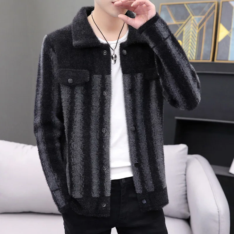 Hoo 2022 Men's Color Matching Vertical Stripes Polo Collar Jacket Youth Autumn and Winter New Slim Fit Imitation Mink Short Coat
Hoo 2022 Men's Color Matching Vertical Stripes Polo Collar Jacket Youth Autumn and Winter New Slim Fit Imitation Mink Short Coat