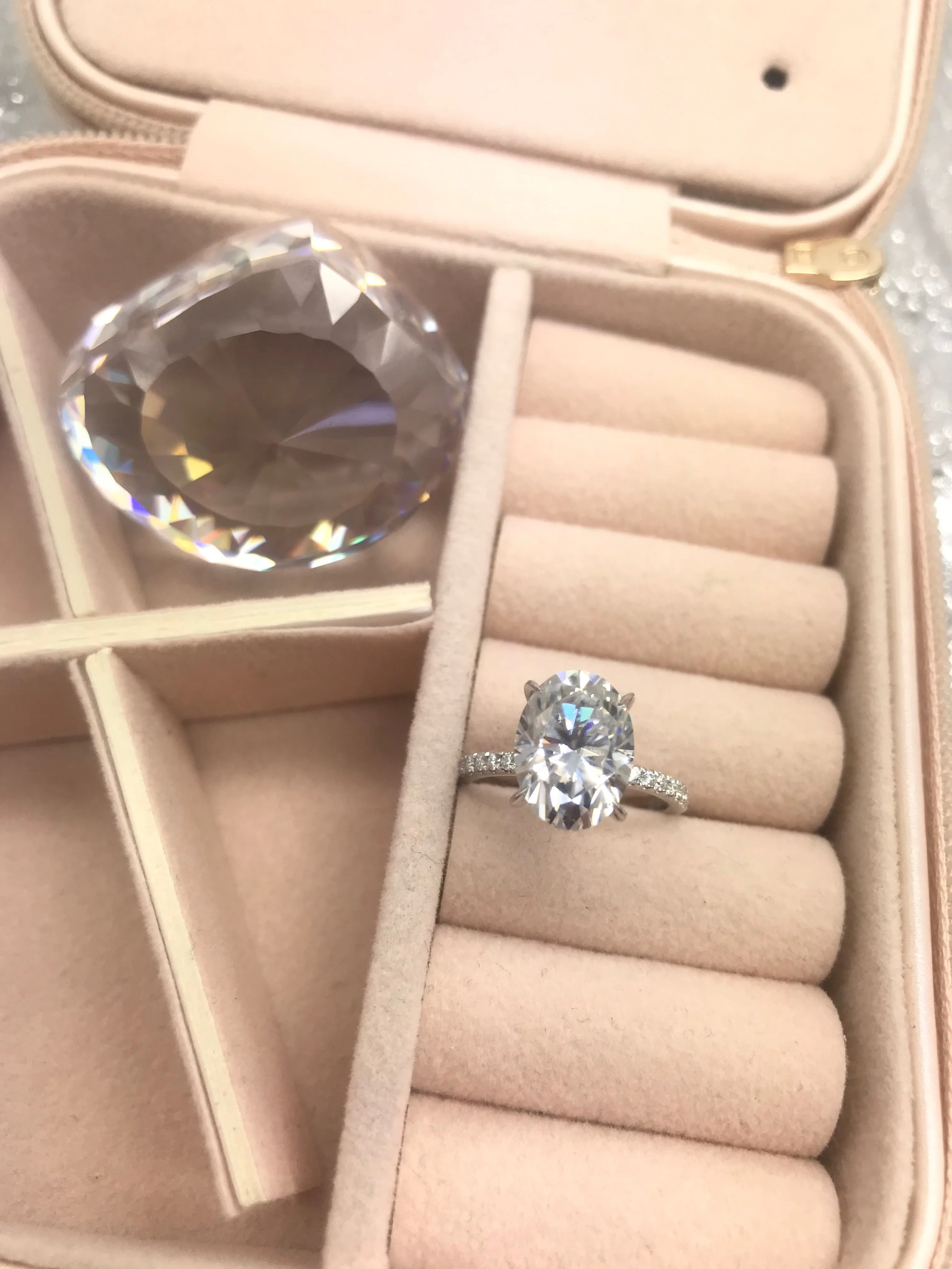 Starszuan18K Золотое превосходное овальное огранённое 2ct Муассанит, облегающее кольцо, романтический дизайн, кольцо для любимого человека
Starszuan18K Золотое превосходное овальное огранённое 2ct Муассанит, облегающее кольцо, романтический дизайн, кольцо для любимого человека