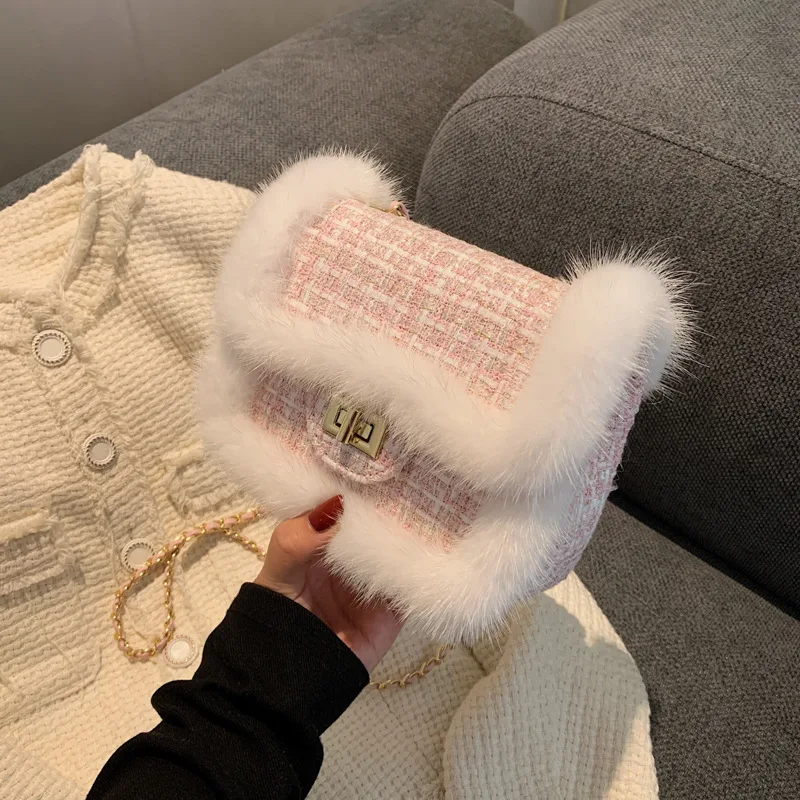 Plush Chain Small Square Bag Western Style Fairy Bag 2021 New Ladies Shoulder Bag Plush Autumn and Winter Lock Messenger Bag
Plush Chain Small Square Bag Western Style Fairy Bag 2021 New Ladies Shoulder Bag Plush Autumn and Winter Lock Messenger Bag
