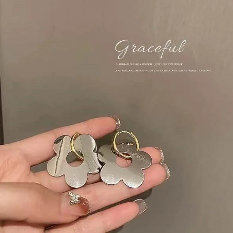 French Elegant Temperament Metal Texture Cold Wind Simple Atmosphere Flower Smooth Face Earrings Female
French Elegant Temperament Metal Texture Cold Wind Simple Atmosphere Flower Smooth Face Earrings Female