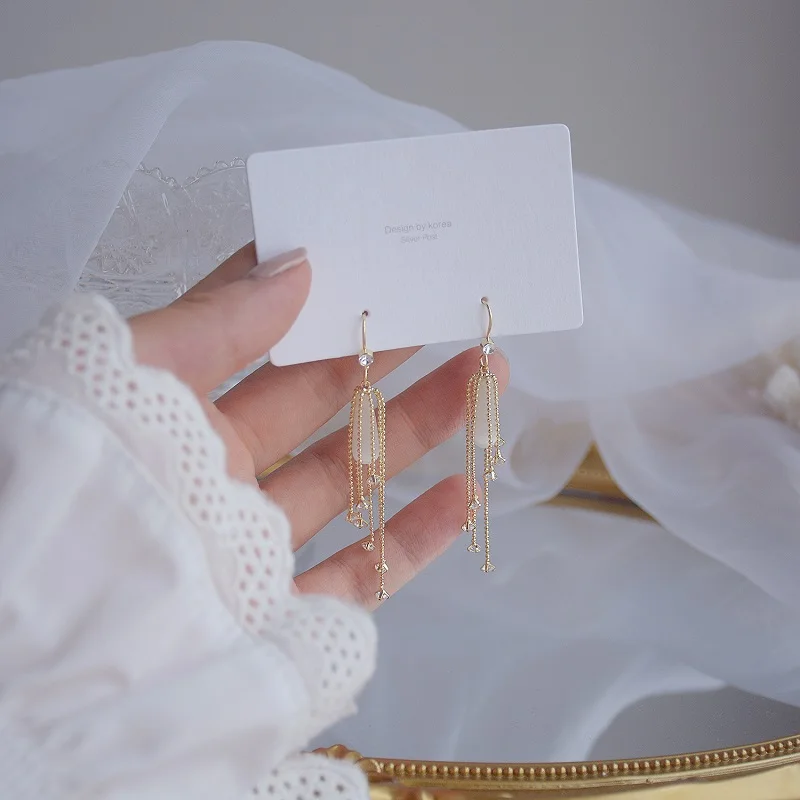 2020 New Fashion Hot Sale Women's Earrings Temperamental Zircon Ear Drop Tassels Earrings for Women Korean Jewelry Wholesale 
2020 New Fashion Hot Sale Women's Earrings Temperamental Zircon Ear Drop Tassels Earrings for Women Korean Jewelry Wholesale