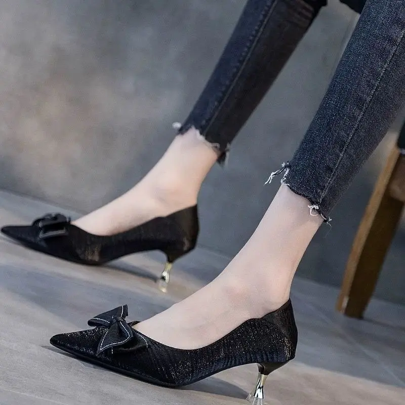 Женские офисные туфли на шпильке, черные повседневные бежевые туфли без застежки на каблуке-шпильке с бантом, модель H9256 на лето
Женские офисные туфли на шпильке, черные повседневные бежевые туфли без застежки на каблуке-шпильке с бантом, модель H9256 на лето