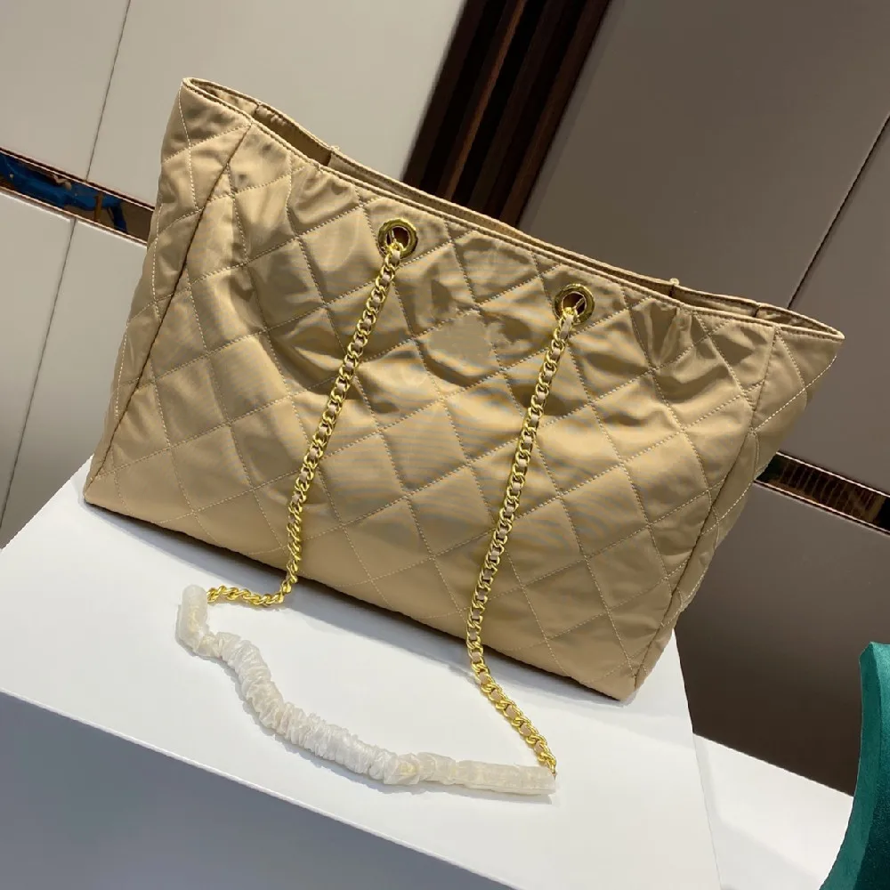 Pure color tote bag ladies chain messenger bag rhombus check shoulder bag female large nylon waterproof shopping handbag
Pure color tote bag ladies chain messenger bag rhombus check shoulder bag female large nylon waterproof shopping handbag