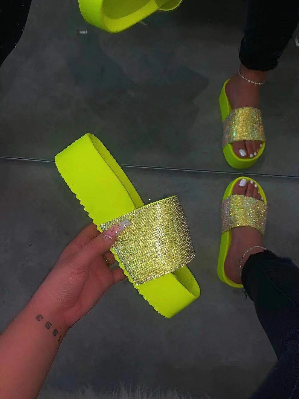 Factory Wholesale Explosion New Candy-colored Flash Diamond Thick Slip Slippers Comfortable Wild Sandals
Factory Wholesale Explosion New Candy-colored Flash Diamond Thick Slip Slippers Comfortable Wild Sandals