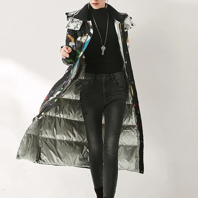 Женская длинная куртка-пуховик с капюшоном, черная теплая парка на белом утином пуху, с мультяшным принтом, зима 90% 
Женская длинная куртка-пуховик с капюшоном, черная теплая парка на белом утином пуху, с мультяшным принтом, зима 90%