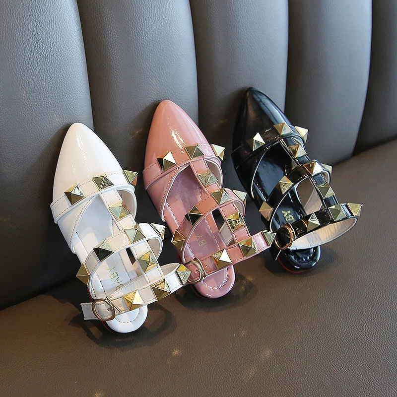 Girls' Sandals 2022 Spring and Summer New Pointed Toe with Rivets Anti-kick Single Shoes Flat Back Empty Roman Shoes Fashion Hot
Girls' Sandals 2022 Spring and Summer New Pointed Toe with Rivets Anti-kick Single Shoes Flat Back Empty Roman Shoes Fashion Hot
