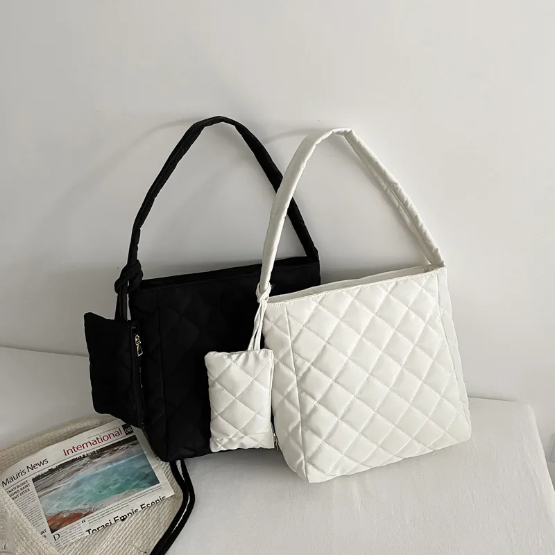 Fashion Embroidery Thread Rhombus Oxford Buttot Handbags Retro Casual Shoulder Big Bag Large Capacity Underarm Handbag
Fashion Embroidery Thread Rhombus Oxford Buttot Handbags Retro Casual Shoulder Big Bag Large Capacity Underarm Handbag