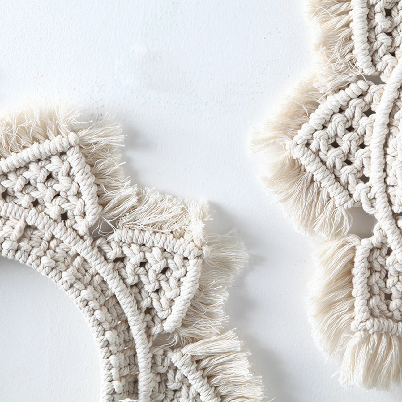 Flower Shape Decorative Mirror Innovative Art Round Make Up Mirror Home Porch Living Room Bedroom Decoration Hanging Mirrors
Flower Shape Decorative Mirror Innovative Art Round Make Up Mirror Home Porch Living Room Bedroom Decoration Hanging Mirrors