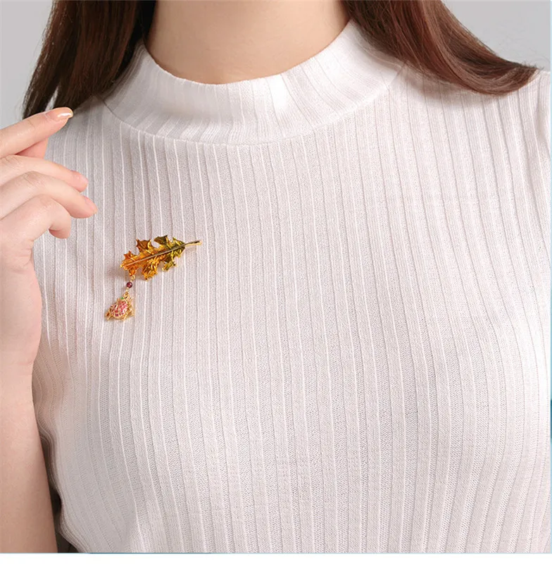 New enamel glaze leaf brooch European and American big ladybug pendant corsage accessories
New enamel glaze leaf brooch European and American big ladybug pendant corsage accessories
