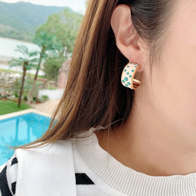 2020 Fashion Dot Enamel Hoop Earrings Vintage Wide C Shaped Geometric Earrings Women's Fashion Jewerlry Women Accesories
2020 Fashion Dot Enamel Hoop Earrings Vintage Wide C Shaped Geometric Earrings Women's Fashion Jewerlry Women Accesories