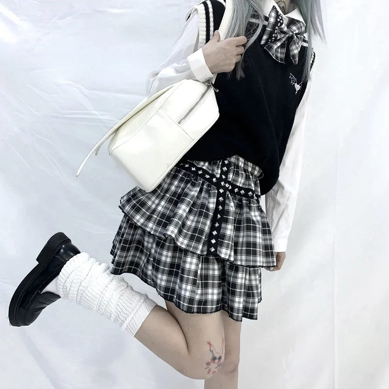 Japanese Harajuku Style Rivet Black White Plaid Pleated Skirts Y2K Punk Lolita Cake Mini Skirt School Girls Cute Casual Skirts
Japanese Harajuku Style Rivet Black White Plaid Pleated Skirts Y2K Punk Lolita Cake Mini Skirt School Girls Cute Casual Skirts