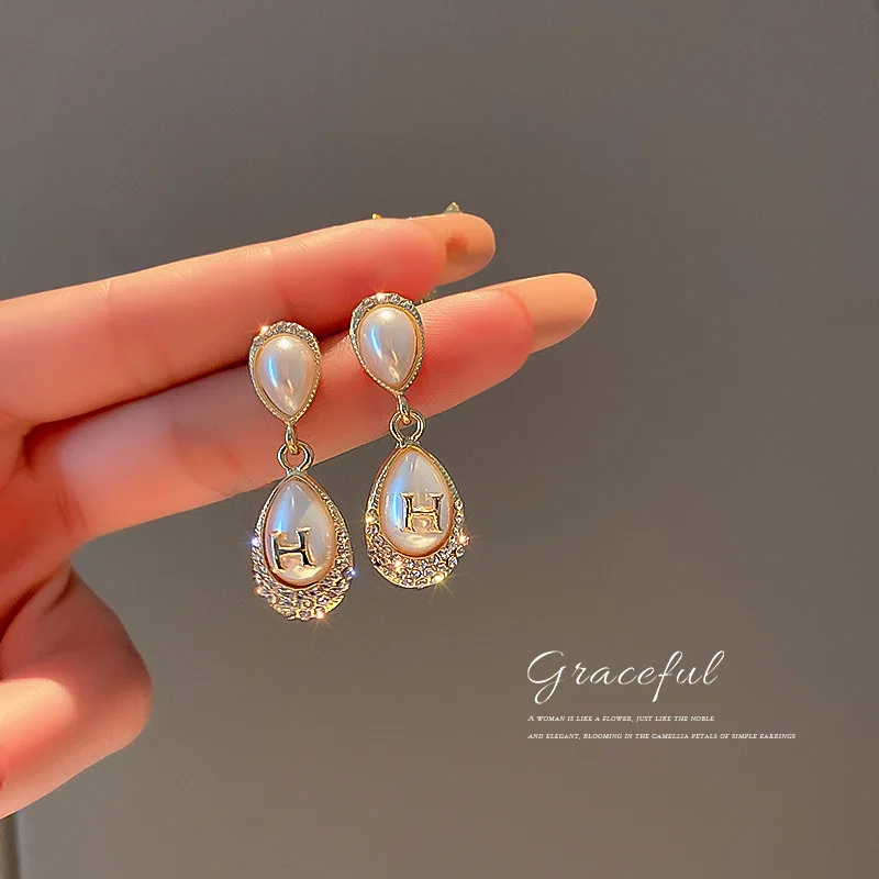 New Diamond Studded Pearl Letter H925 Silver Needle Korean Fashion Earrings Net Red Temperament Earrings Earrings Female
New Diamond Studded Pearl Letter H925 Silver Needle Korean Fashion Earrings Net Red Temperament Earrings Earrings Female
