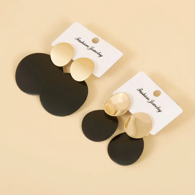New Korean style ladies earrings black cute acrylic geometric pendant gold tassel earrings 2020 fashion jewelry
New Korean style ladies earrings black cute acrylic geometric pendant gold tassel earrings 2020 fashion jewelry