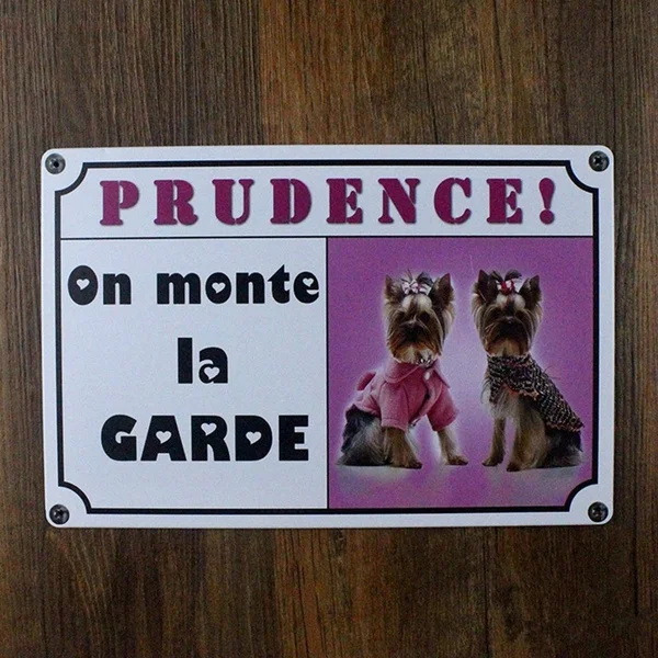 Фотообои с металлическим знаком
Фотообои с металлическим знаком