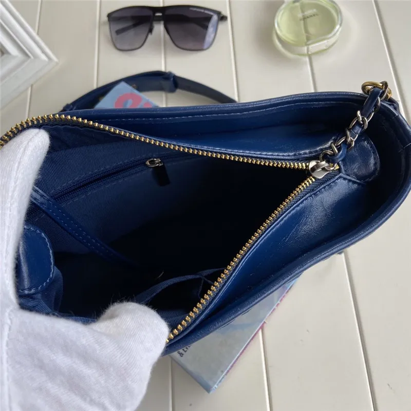 Xiaoxiangfeng series Lingge chain lychee pattern leather portable tramp bag denim tannin one shoulder straddle women's bag
Xiaoxiangfeng series Lingge chain lychee pattern leather portable tramp bag denim tannin one shoulder straddle women's bag
