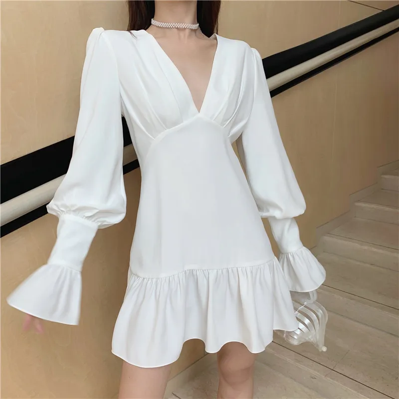 2021 spring new fairy French mini skirt waist deep V retro ruffled dress white collar temperament long skirt woman
2021 spring new fairy French mini skirt waist deep V retro ruffled dress white collar temperament long skirt woman