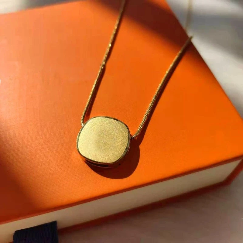 Fangyuan Brand Monogram Printing Double Sided Gold Necklace Snake Bone Chain Necklace Tisco Do Not Fade Gift Woman Jewelry
Fangyuan Brand Monogram Printing Double Sided Gold Necklace Snake Bone Chain Necklace Tisco Do Not Fade Gift Woman Jewelry