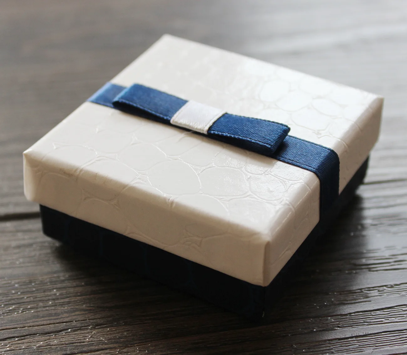 Doreen Box Jewelry Boxes Wholesale Animal Leather Pattern Ring Earrings Gift Box Blue and White Bowknot 6.3*6.3*2.3cm, 1 PC
Doreen Box Jewelry Boxes Wholesale Animal Leather Pattern Ring Earrings Gift Box Blue and White Bowknot 6.3*6.3*2.3cm, 1 PC